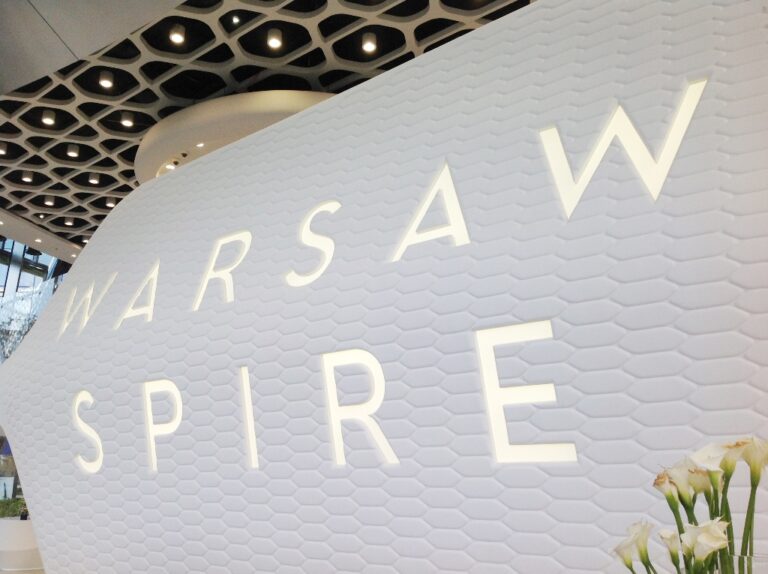 KOMPLEKS WARSAW SPIRE OZNAKOWANY PRZEZ ADVERTIS