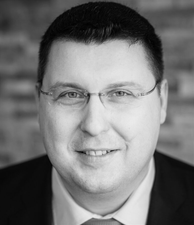 MICHAŁ KALINOWSKI – MANICURE NA NIEWIDZIALNEJ RĘCE