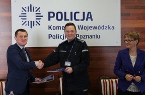 po-uroczystym-podpisaniu-umowy-foto-komenda-wojewodzka-policji-w-poznaniu