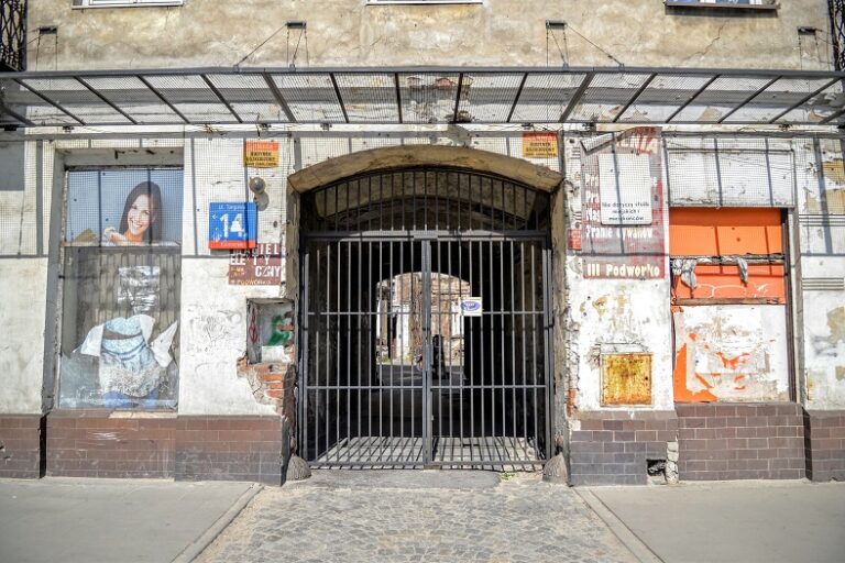 CIEPLEJ NA PRAWYM BRZEGU WISŁY