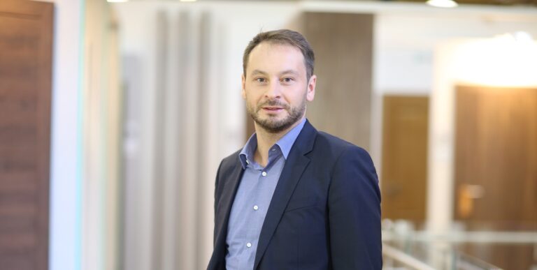 ŁUKASZ LUTO – JESTEŚMY GODNI ZAUFANIA