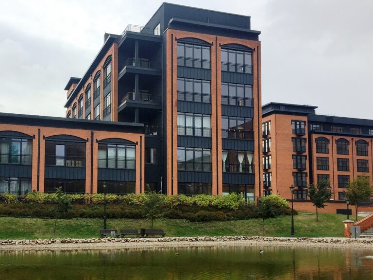 KOMERCYJNE WCIELENIE HISTORYCZNYCH OBIEKTÓW