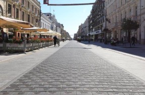 Kostka_z_Polbruku_lezy_na_prestizowej_ul._Piotrkowskiej_w_Lodzi