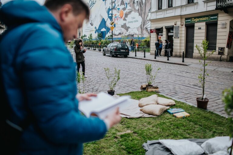 ŻYWA ULICA W WARSZAWIE