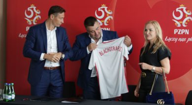 Od lewej Maciej Sawicki Sekretarz Generalny PZPN, Rafał Michalski, Prezes Zarządu Blachotrapez, Renata Skawska, współwłaścicielka Blachotrapez_fot. PZPN_