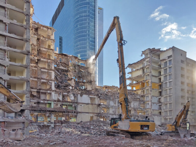 BUDYNEK PRZY UL. ŚWIĘTOKRZYSKIEJ 36 ZNIKA Z KRAJOBRAZU ŚRÓDMIEŚCIA
