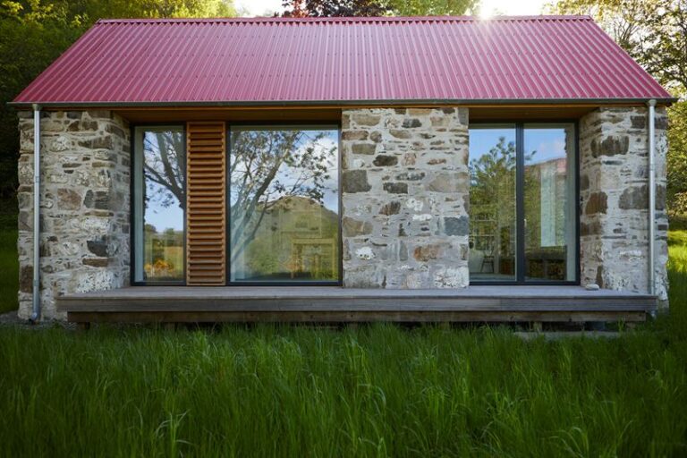 WIEJSKI DOM WYKORZYSTUJĄCY STAL GREENCOAT® NOMINOWANY DO RIBA HOUSE OF THE YEAR 2017