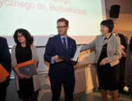 Fot1 Wreczenie nominacji do KTS ds. Budownictwa od prawej Lucyna Olborska PCA Kamil Kiejna PSPS Anna Wilczewska GUNB