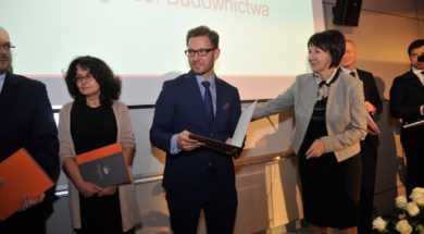Fot1 Wreczenie nominacji do KTS ds. Budownictwa od prawej Lucyna Olborska PCA Kamil Kiejna PSPS Anna Wilczewska GUNB