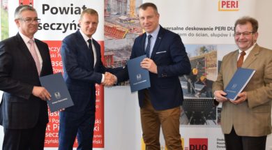 Od lewej: Piotr Stodułko – Dyrektor Ekonomiczny PERI Polska, Maciej Podsiadło – Dyrektor Handlowy PERI Polska, Wicestarosta Powiatu Piaseczyńskiego Arkadiusz Strzyżewski, Jarosław Adwent – dyrektor ZSZ w Górze Kalwarii