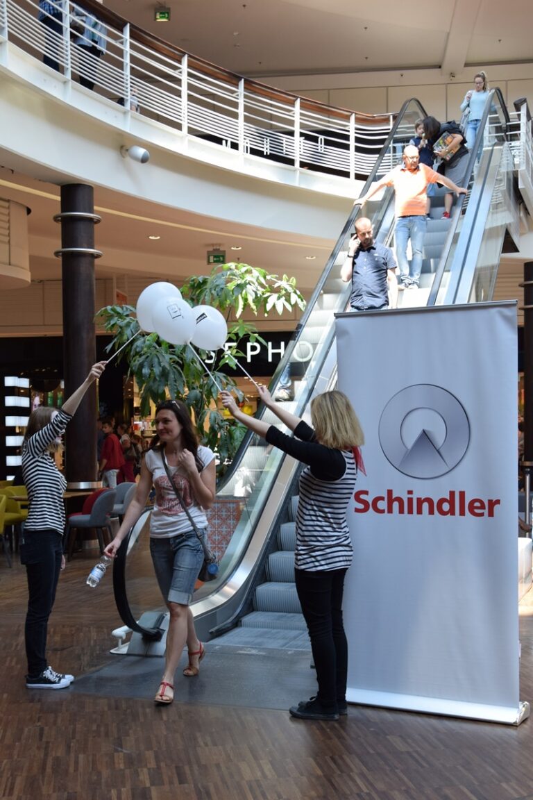 MIM NA RUCHOMYCH SCHODACH, CZYLI MAŁA AKADEMIA SCHINDLERA W AKCJI