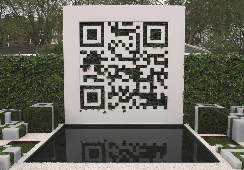 Сад код. QR код арт объект. Фотозоны с QR кодом. QR код на выставке. Оформленный стенд в саду с QR кодом.