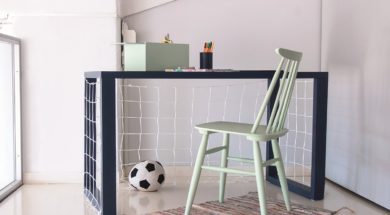 Tikkurila Everal Aqua Semi Matt 40_kolory N434 (biurko), X442 (krzeslo i pojemnik); Tikkurila Optiva Semi Matt 7_kolor F427 (sciana)