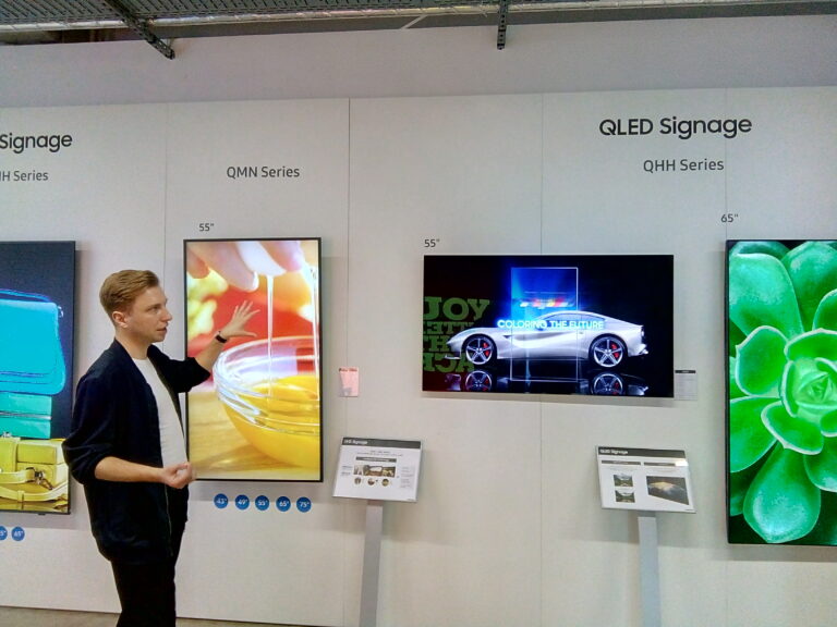 SAMSUNG INSPIRUJE PROFESJONALNYM WYŚWIETLANIEM