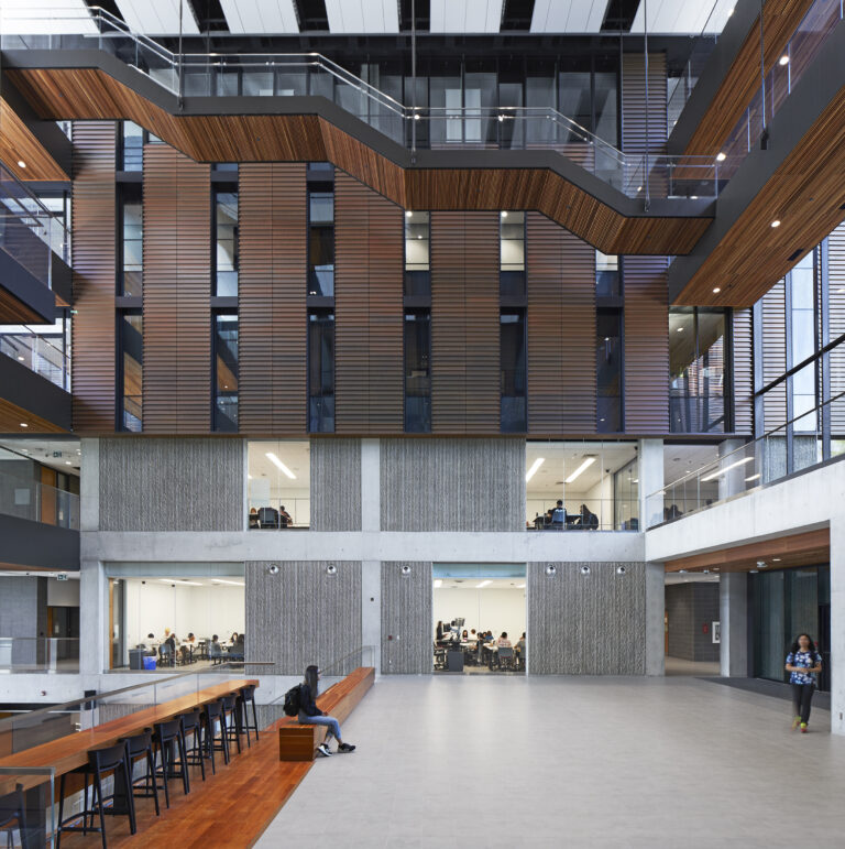 ARCHITEKTURA Z DUCHEM CZASU – HUNTER DOUGLAS