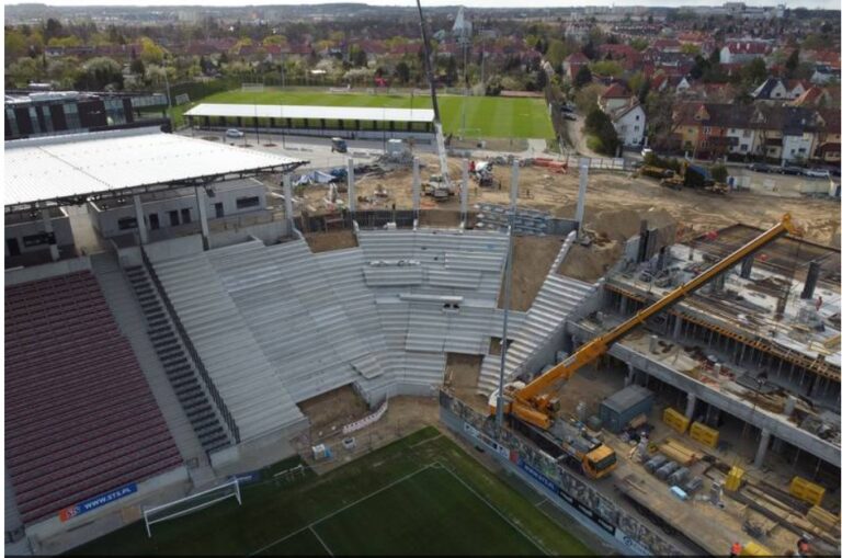 STADION POGONI SZCZECIN. KOŃCZĄ UKŁADAĆ TRZECI ŁUK, PÓŁNOCNA ROŚNIE – RELACJA Z BUDOWY