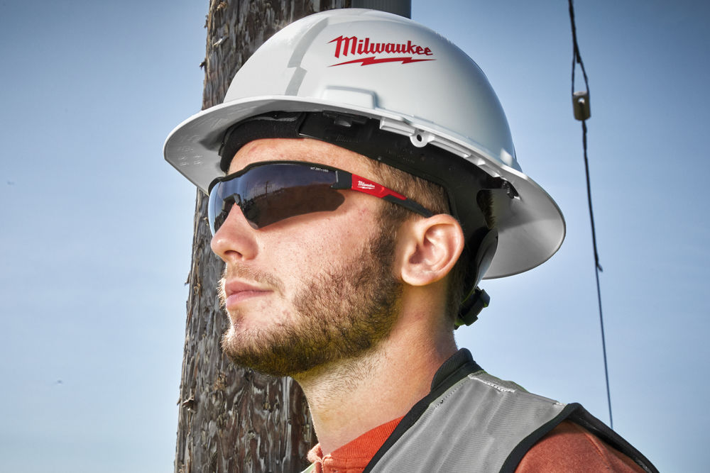 Okulary ochronne MILWAUKEE® – maksymalne bezpieczeństwo oczu dla profesjonalistów