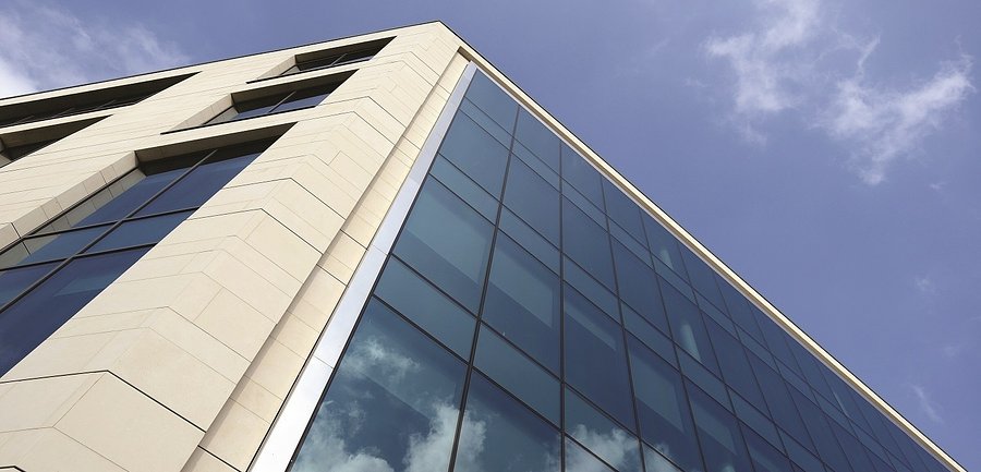 Szkło przeciwsłoneczne w nowoczesnej architekturze, czyli przejrzyście o… komforcie termicznym