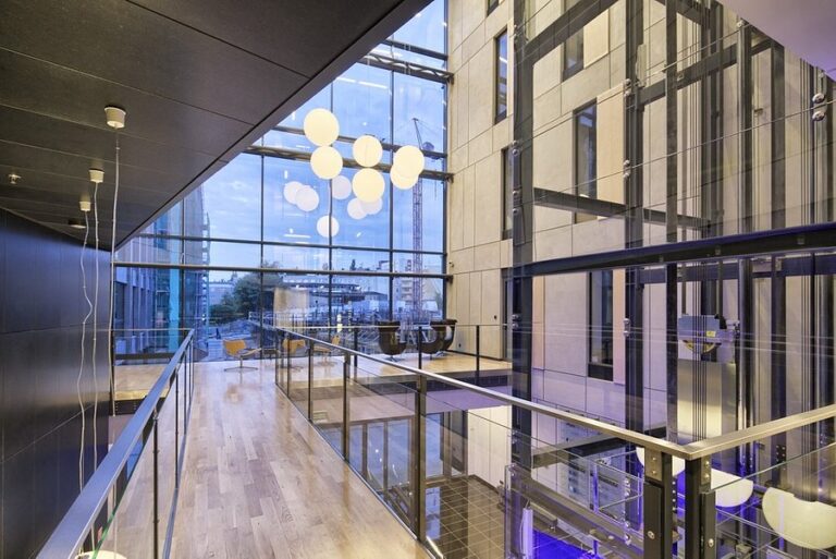 Nowoczesne szkło w architekturze – w zgodzie z trendami i naturą