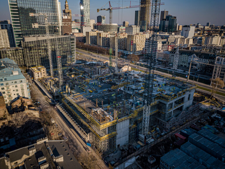 KOPCIUSZEK WŚRÓD OBIEKTÓW BUDOWLANYCH