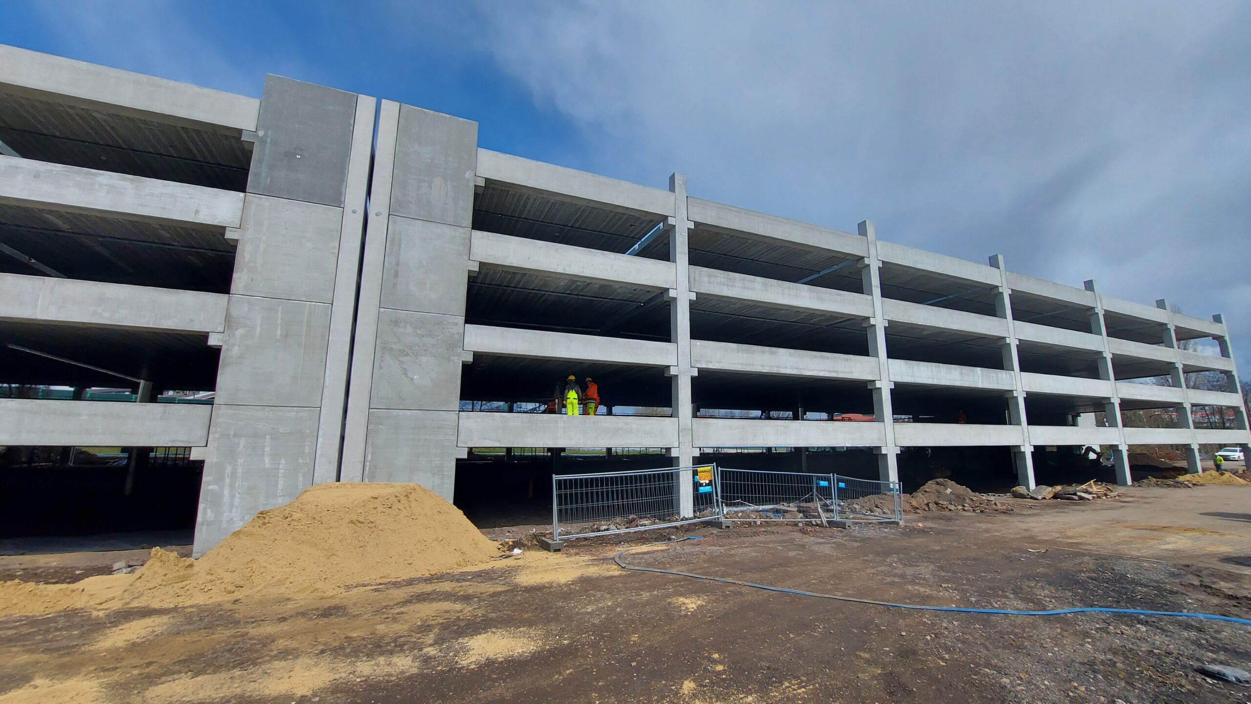 Nowy parking dla Narodowego Instytutu Onkologii rośnie w oczach