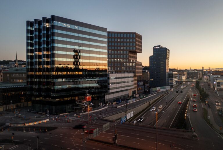 Zainspirowany rzeką – niezwykły budynek z „pofalowanymi” fasadami WICONA