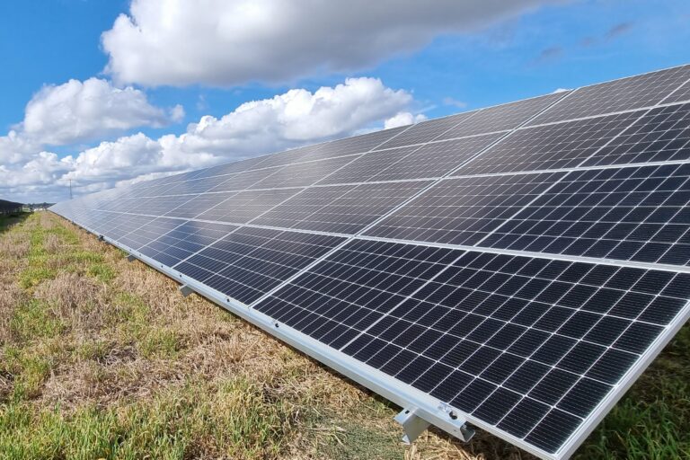 Pierwsze farmy fotowoltaiczne Ghelamco są gotowe. Deweloper zasili swoje budynki czystą energią elektryczną