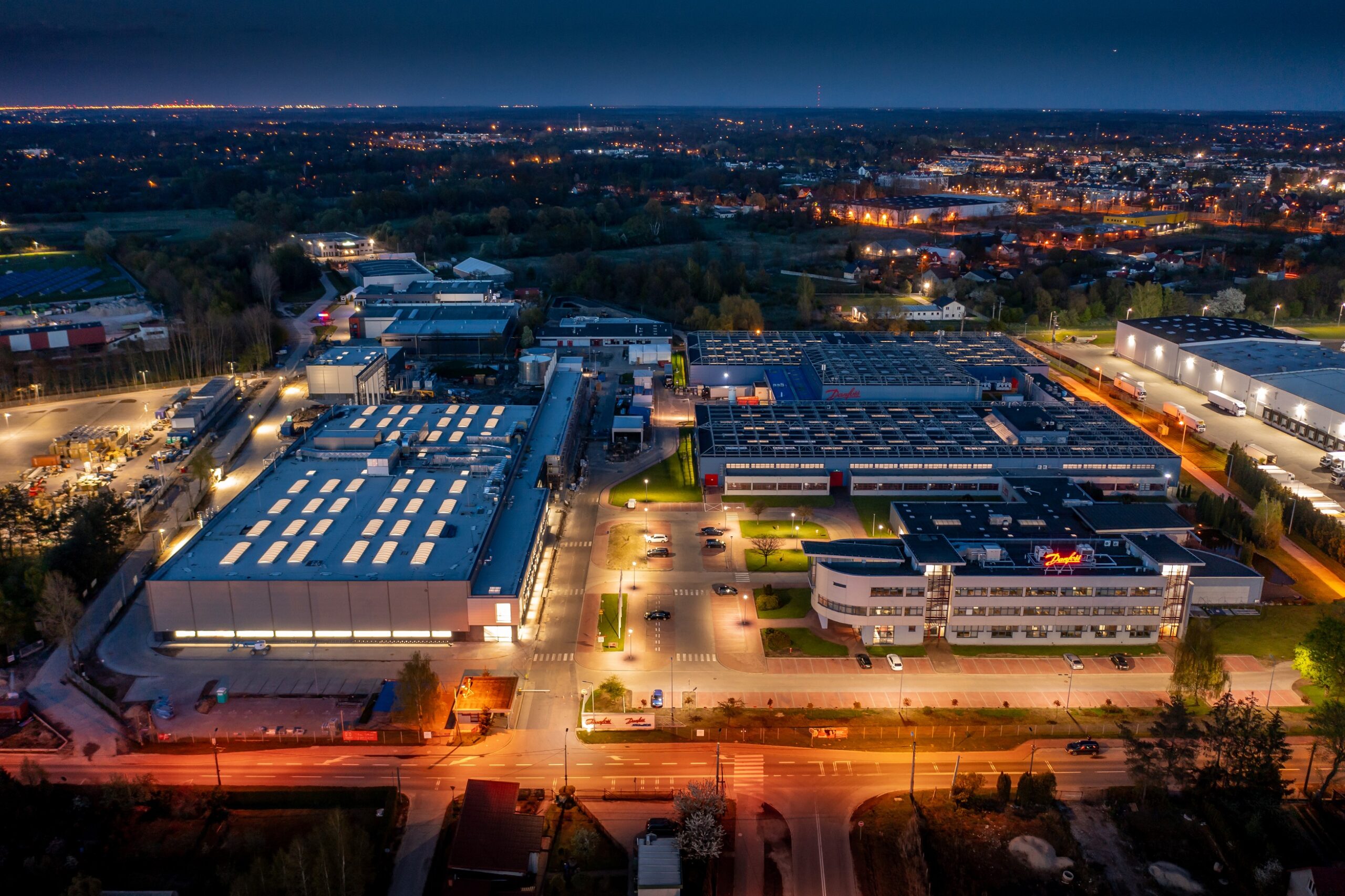 Pierwsza zeroemisyjna fabryka firmy Danfoss powstała w Polsce. Panattoniwspiera zielony rozwój przemysłu