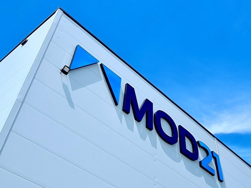 Fabryka MOD21 w nowym kryminale „Urwisko” Roberta Małeckiego