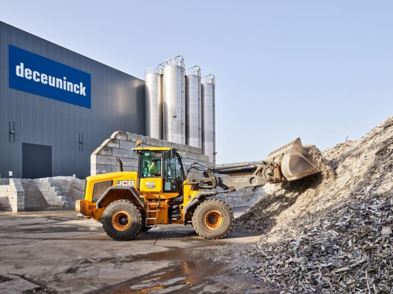 Deceuninck zwiększa moce przerobowe recyklingu, inwestując w firmie