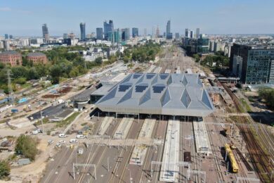 TYTULOWE_ Widok_z_lotu_ptaka_na_stacje_Warszawa_Zachodnia__widac_nowe_perony__zadaszenie_stacji__fot._A.Lewandowski__P.Mieszkowski
