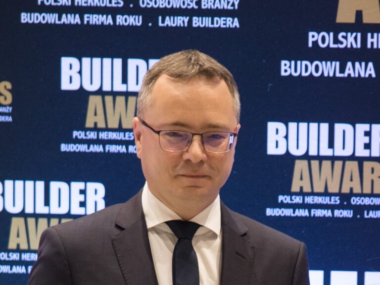 AMBITNIE, KONKRETNIE, REALNIE