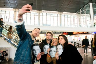 Fundacja ERBUD flashmob Dworzec Centralny (10)