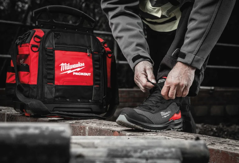LINIE OBUWIA BEZPIECZNEGO FLEXTRED™ I ARMOURTRED™