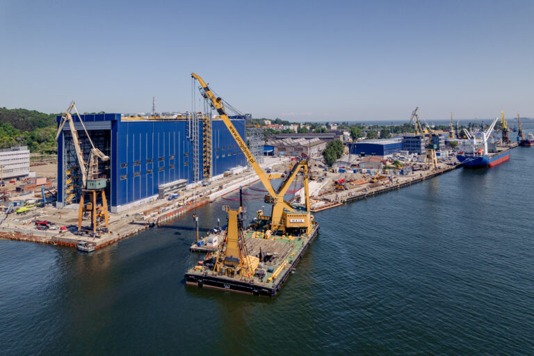Żuraw Maja rozebrał stary, 100-tonowy slip w Porcie Gdynia!