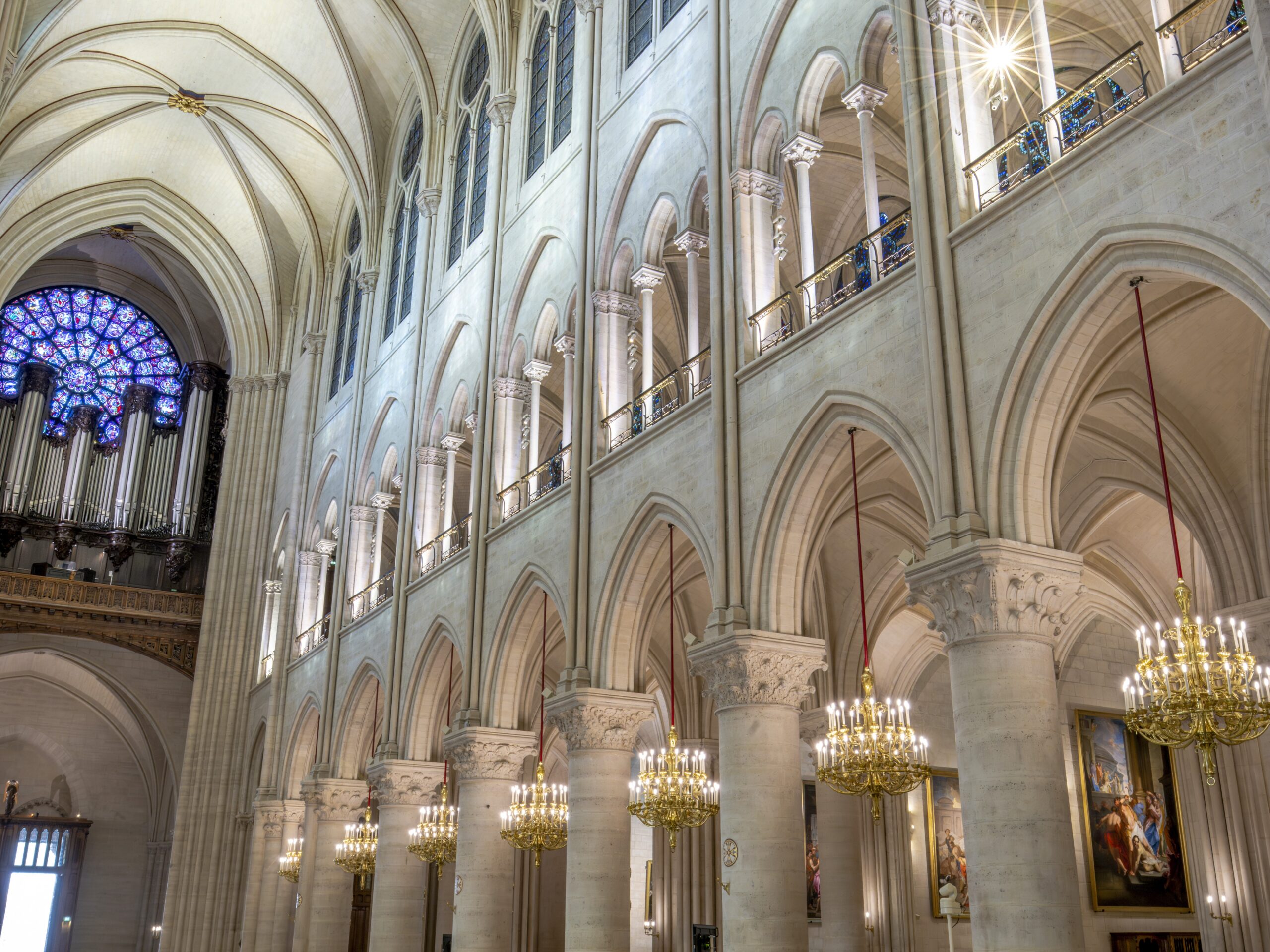 ZUMTOBEL GROUP CZĘŚCIĄ PROJEKTU OŚWIETLENIA ODRESTAUROWANEJ KATEDRY NOTRE DAME