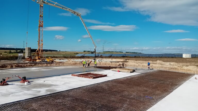 Betonowanie płyt fundamentowych i ścian żelbetowych – wyzwania technologiczne w budownictwie monolitycznym