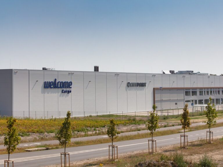 City Point Okęcie z obudową z niskoemisyjnych płyt warstwowych Ruukki® LowCarbon