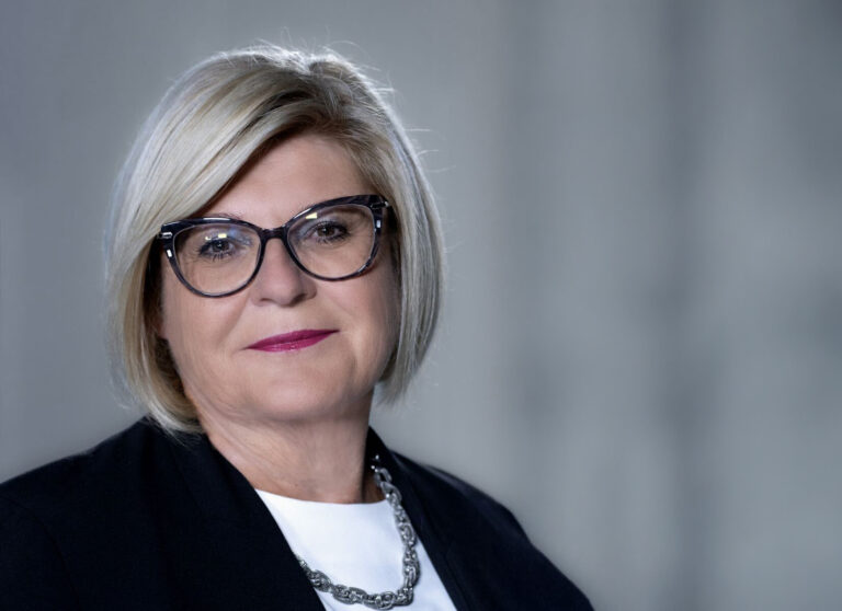 BUDOWNICTWO I ARCHITEKTURA, CZYLI BRATNIE DUSZE W PRAKTYCE I NAUCE