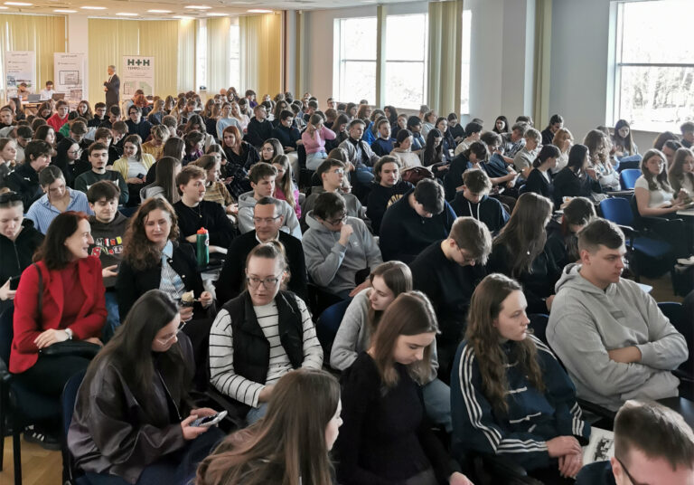 DWA OBLICZA, JEDNA PRZYSZŁOŚĆ