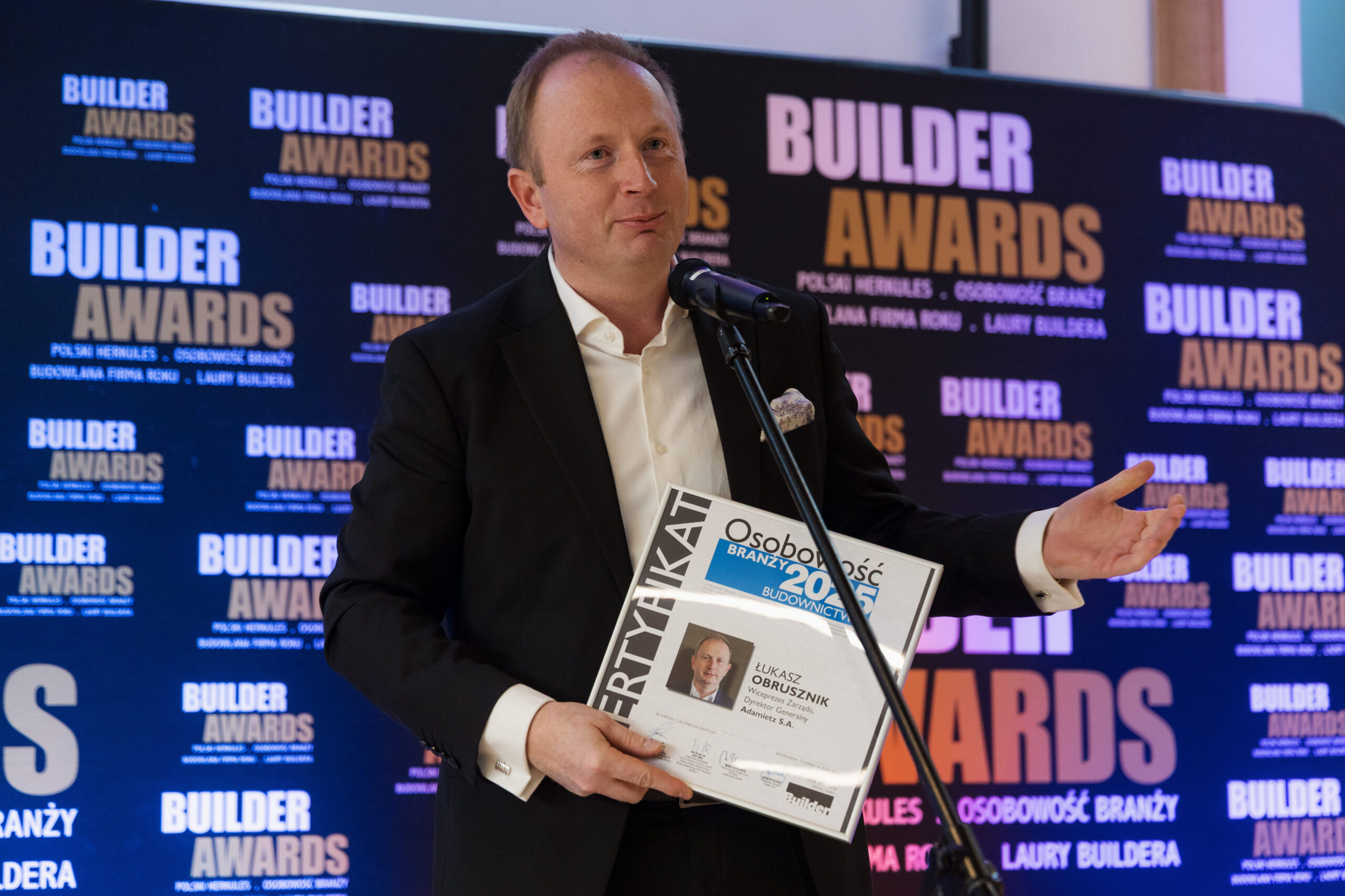 Builder Awards 2025 Adamietz S.A. Łukasz Obrusznik Osobowość Branży statuetka.