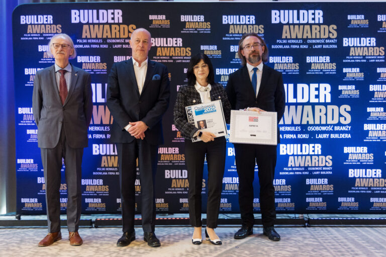 Builder Awards 2025 Elżbieta Dziubak Aluprof SA ze statuetką Budowlana Firma Roku.