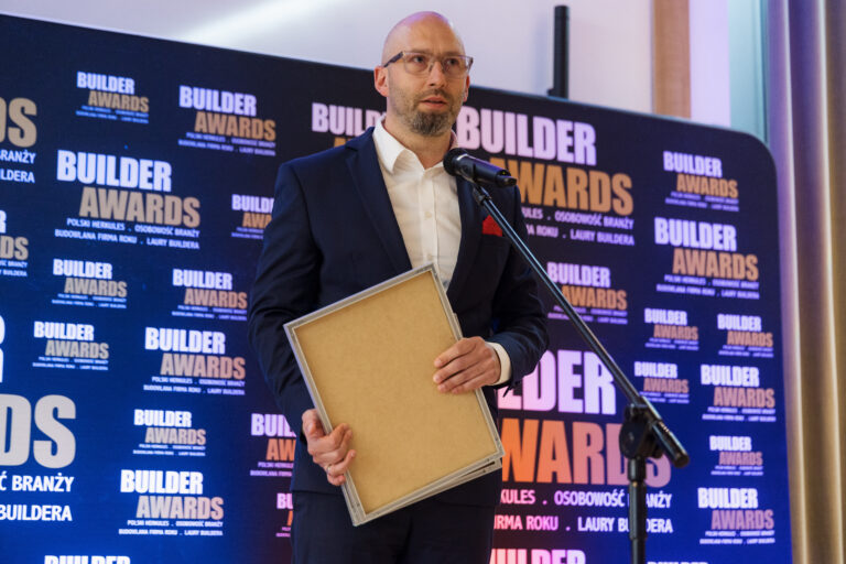 Builder Awards 2025 Grzegorz Markiewicz James Hardie Europe statuetka Budowlana Firma Roku.