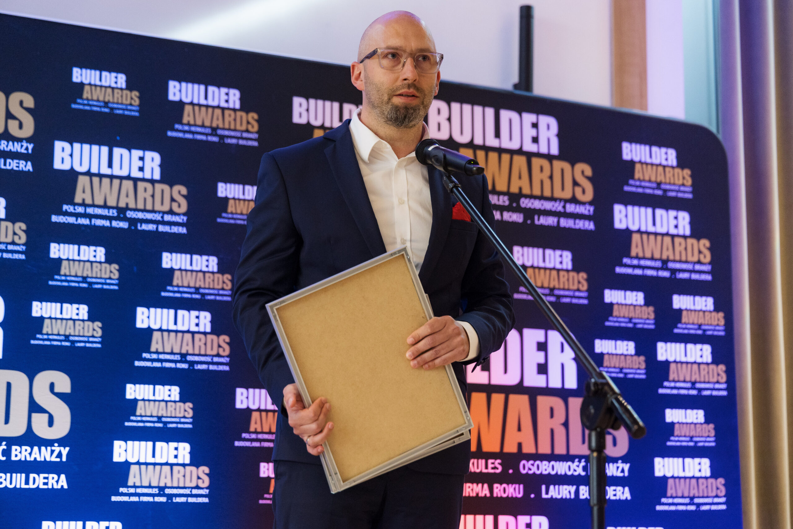 Builder Awards 2025 Grzegorz Markiewicz James Hardie Europe statuetka Budowlana Firma Roku.