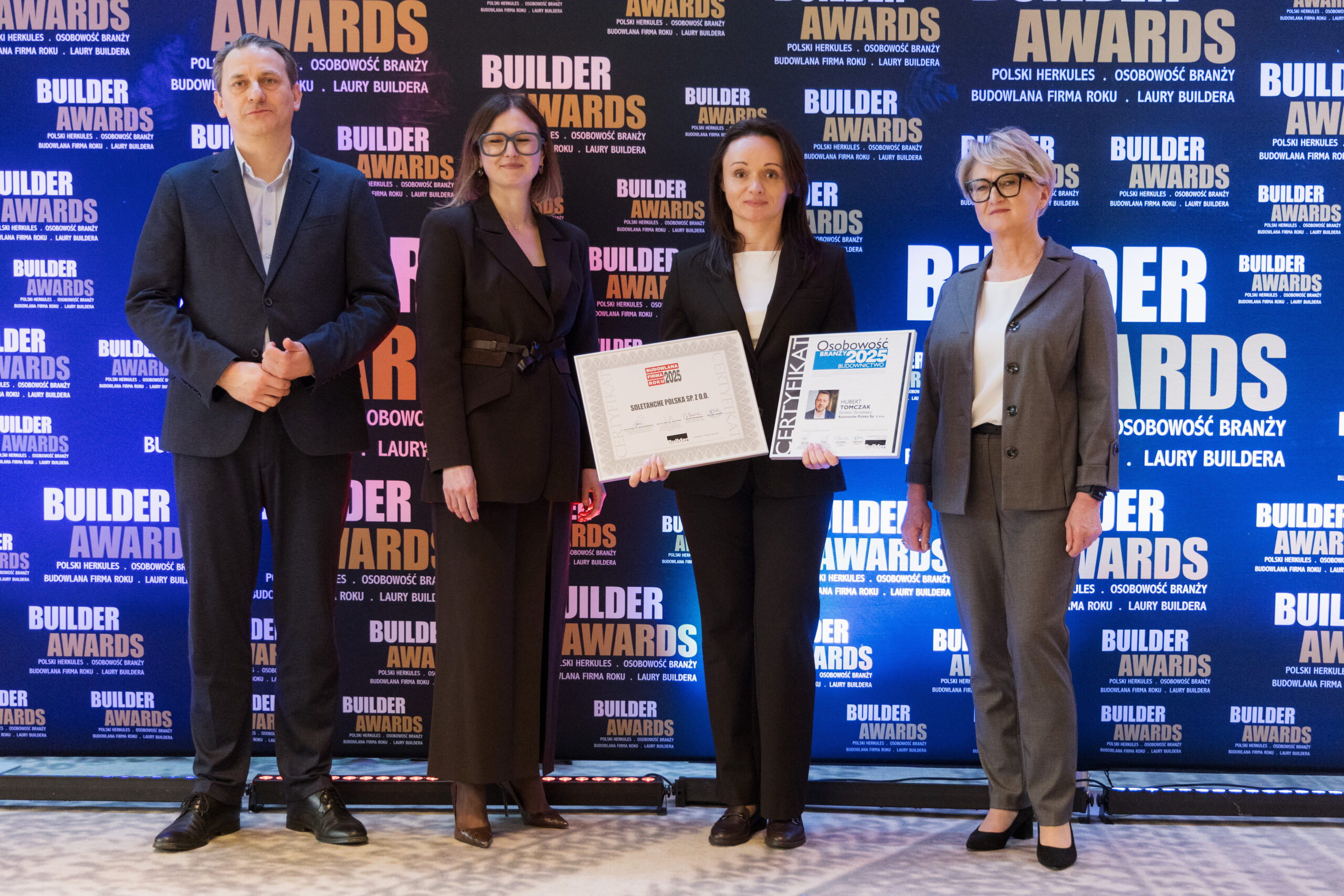 Builder Awards 2025 Soletanche Polska Anna Skoczylas ze statuetką Budowlana Firma Roku.