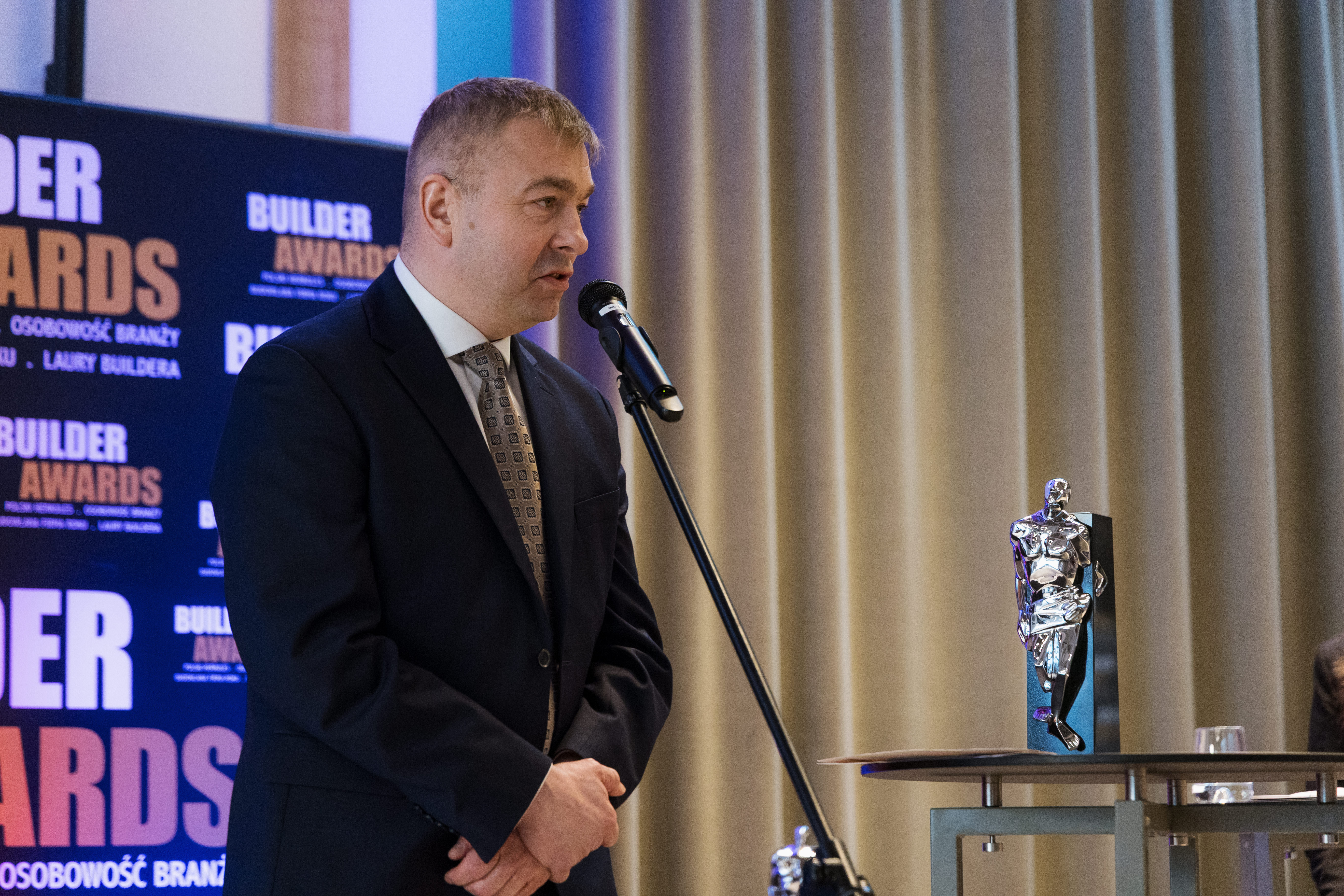 Builder Awards 2025 Grzegorz Osada Fimtec Polska odbiera statuetkę Polski Herkules.