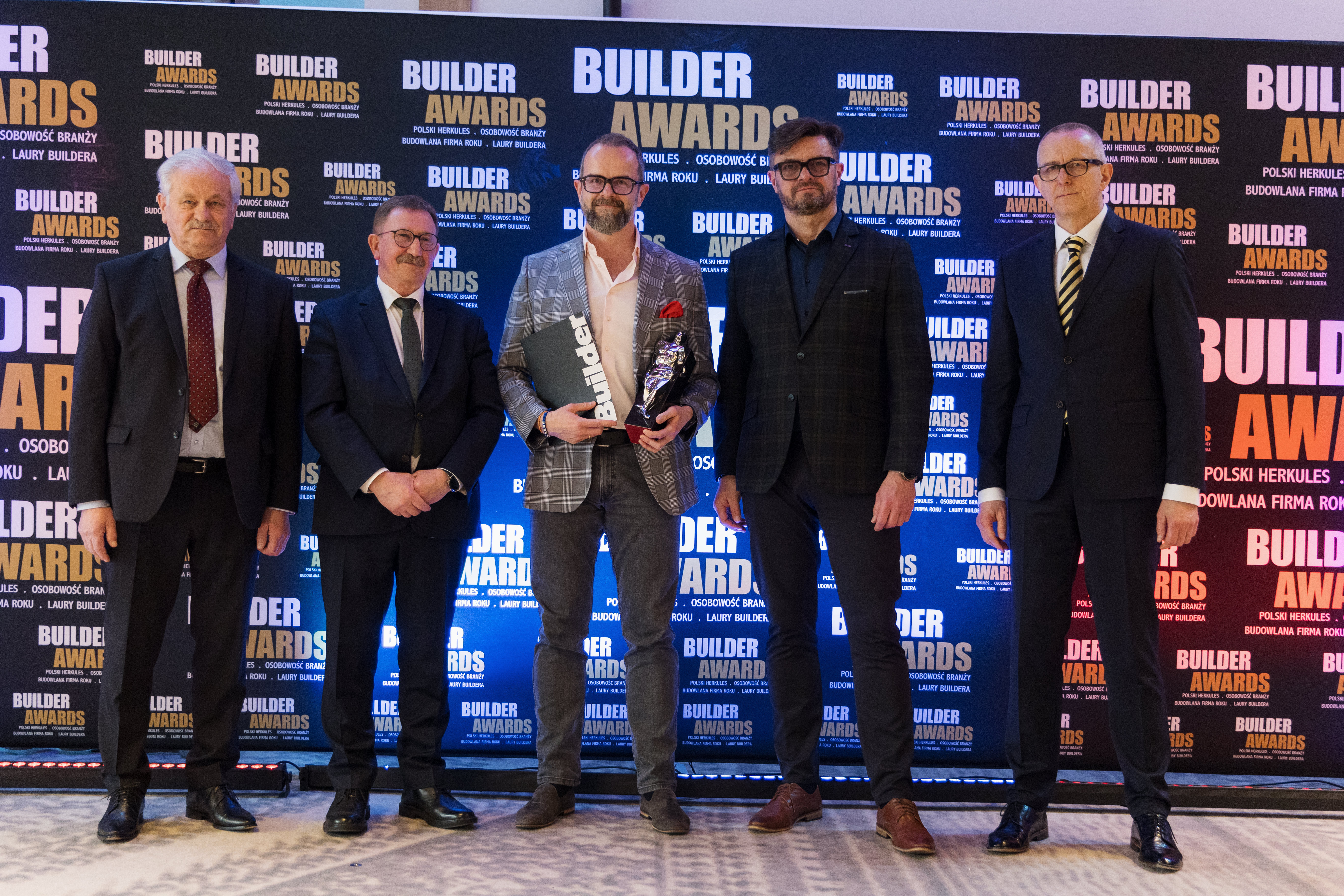 Builder Awards 2025 Marcin Dmowski GEZE Polska odbiera statuetkę Polski Herkules.