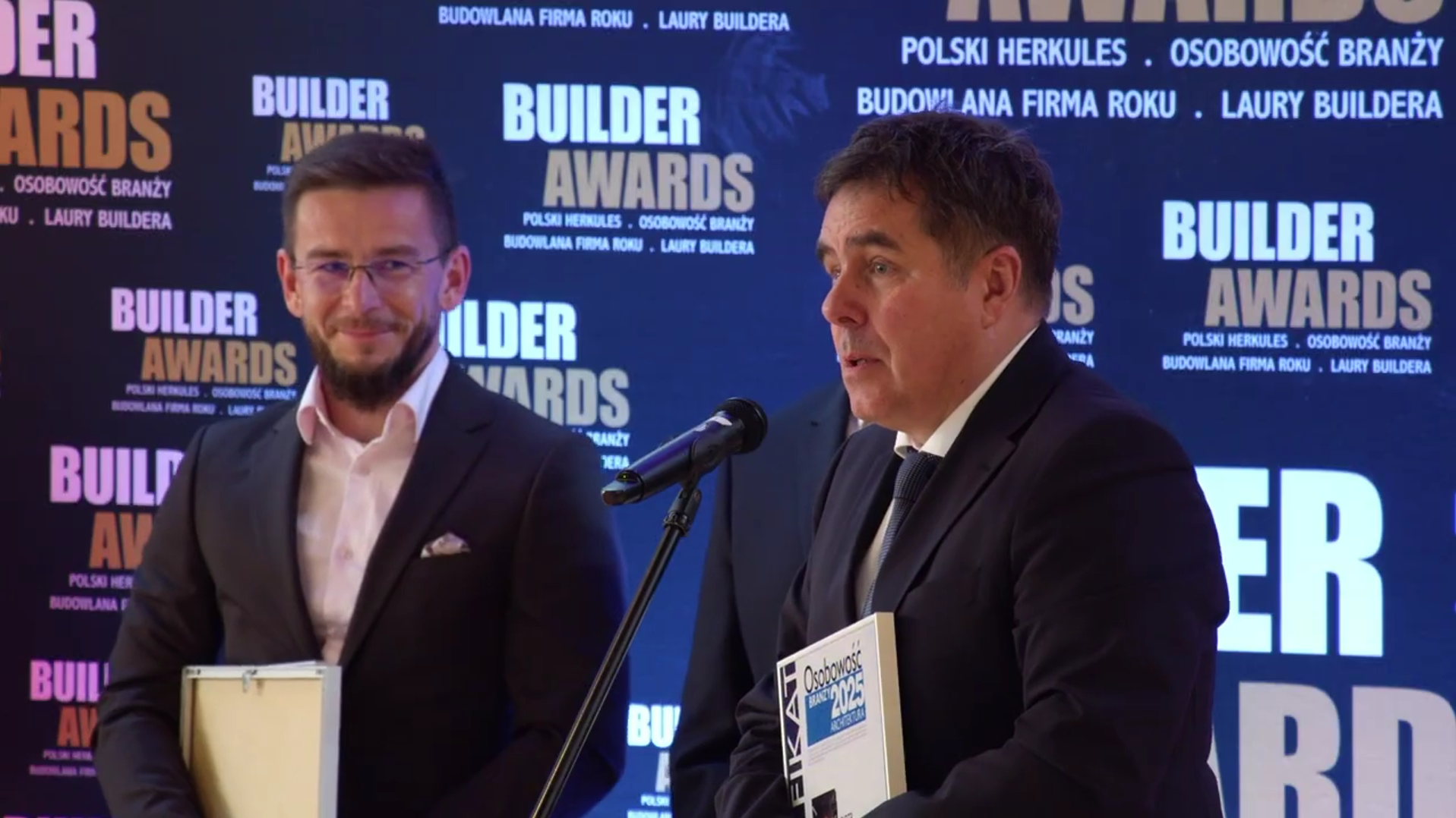 Builder Awards 2025 Marek Szpinda i Piotr Uherek UCEES ze statuetkami.